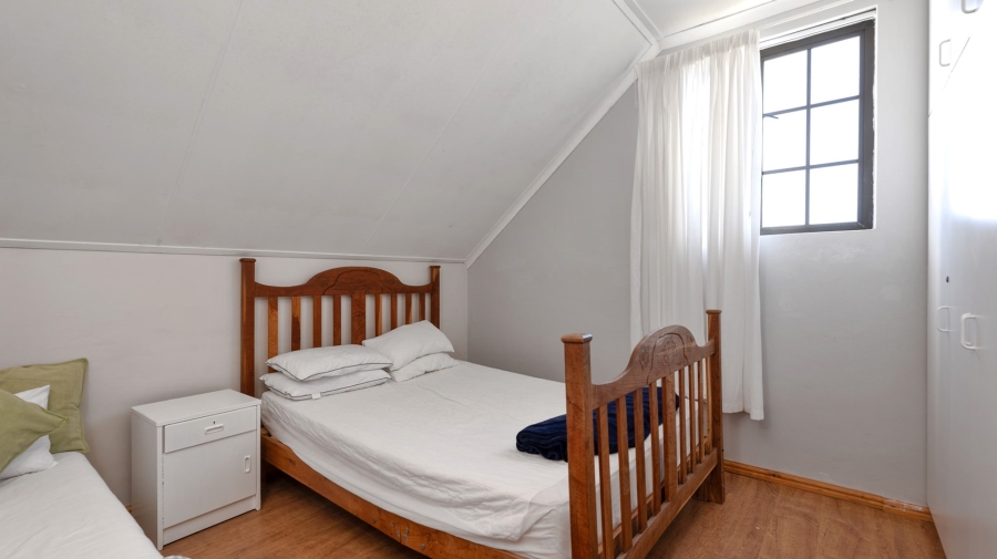 To Let 4 Bedroom Property for Rent in Struisbaai Western Cape